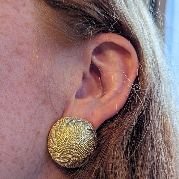 Vintage Earrings unsigned Dome Gold tone rope circular Silvertone edge - Picture 6 of 6